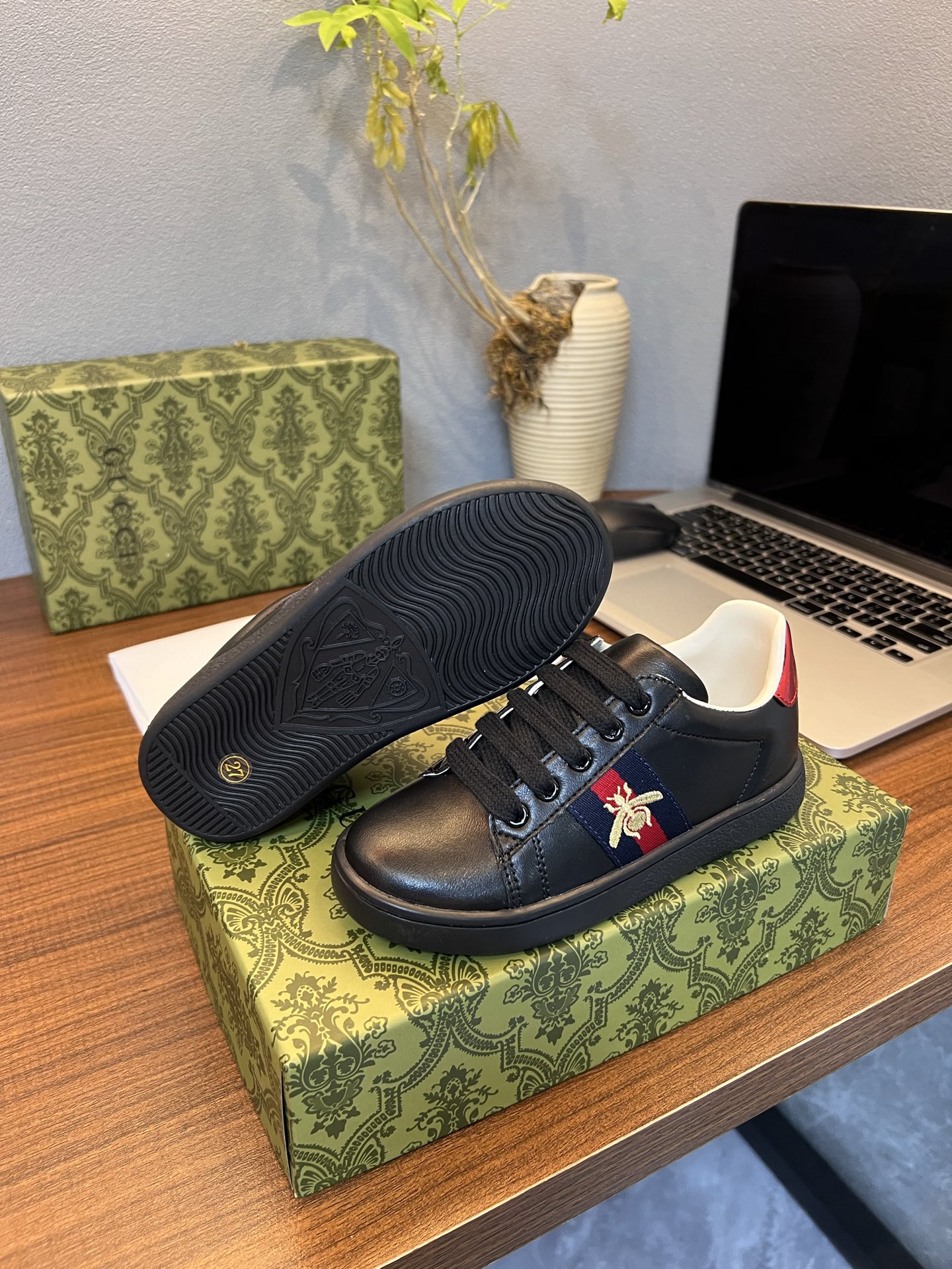 Children's shoes child
